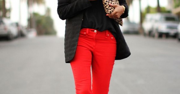 ▷ What colors go well with red pants?