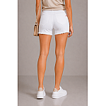 Pantaloni scurți din bumbac alb Bermuda în aspect clasic N 20298 / 2020 Pantaloni scurți din bumbac alb Bermuda în aspect clasic N 20298 / 2020
