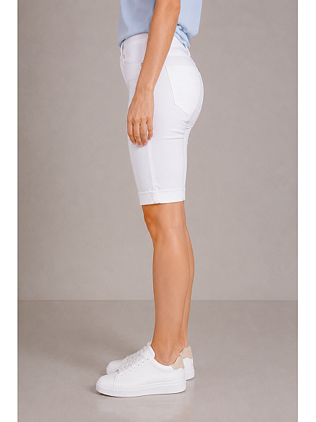 Pantaloni scurți din bumbac alb Bermuda în aspect clasic N 20298 / 2020