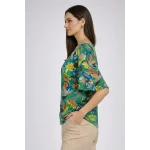 Елегантна Блуза с Цветна Щампа - Зелено Вдъхновение 26115 / 2026 Елегантна Блуза с Цветна Щампа - Зелено Вдъхновение 26115 / 2026