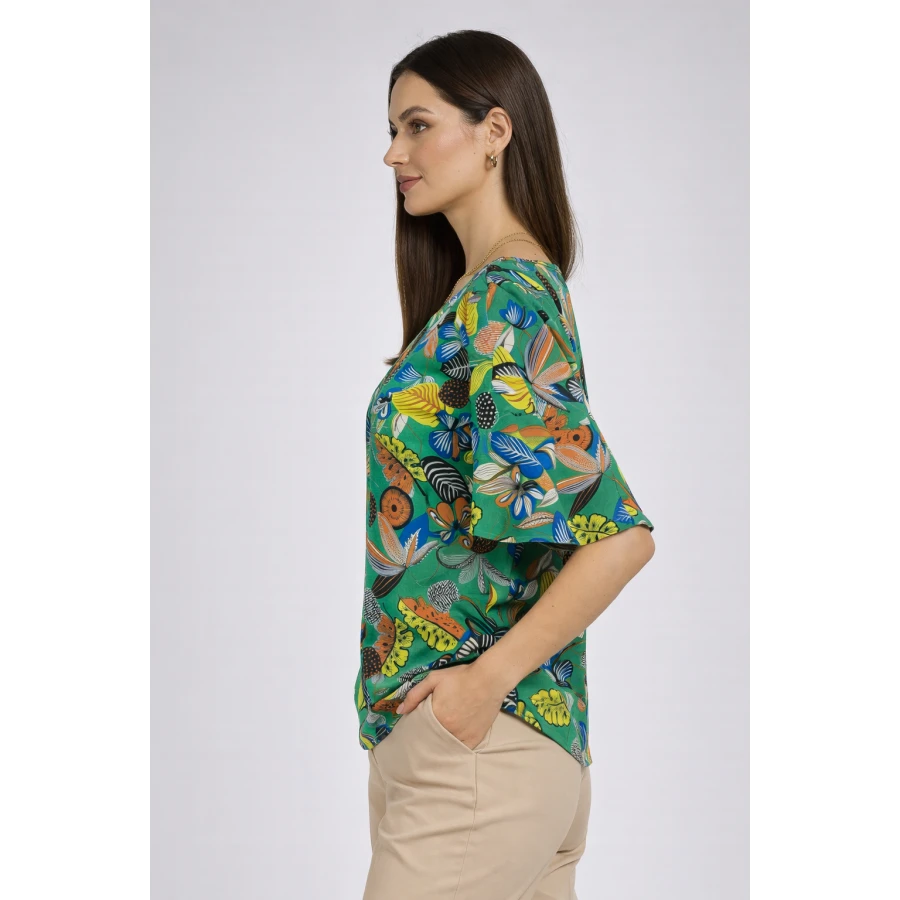 Елегантна Блуза с Цветна Щампа - Зелено Вдъхновение 26115 / 2026 Елегантна Блуза с Цветна Щампа - Зелено Вдъхновение 26115 / 2026
