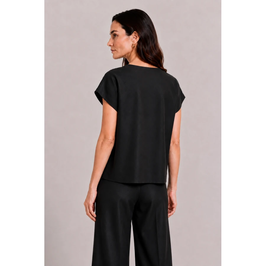 Черен Дамски Комплект от Тенсел с Блуза и Широк Панталон 26131 - 128 black / 2026 Черен Дамски Комплект от Тенсел с Блуза и Широк Панталон 26131 - 128 black / 2026