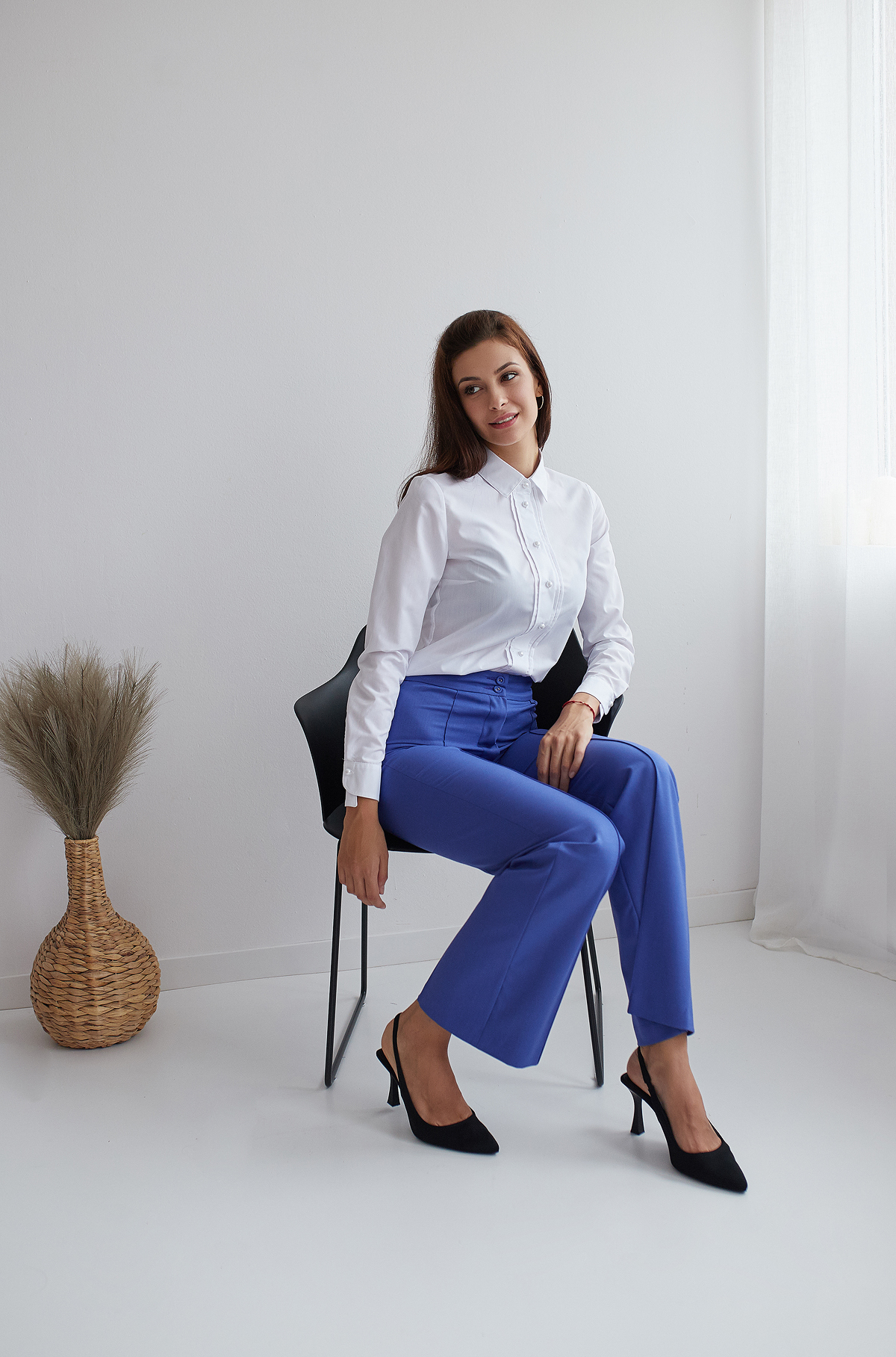 Cămașă albă de damă elegantă cu nasturi perla 24501 / 2024 Cămașă albă de damă elegantă cu nasturi perla 24501 / 2024