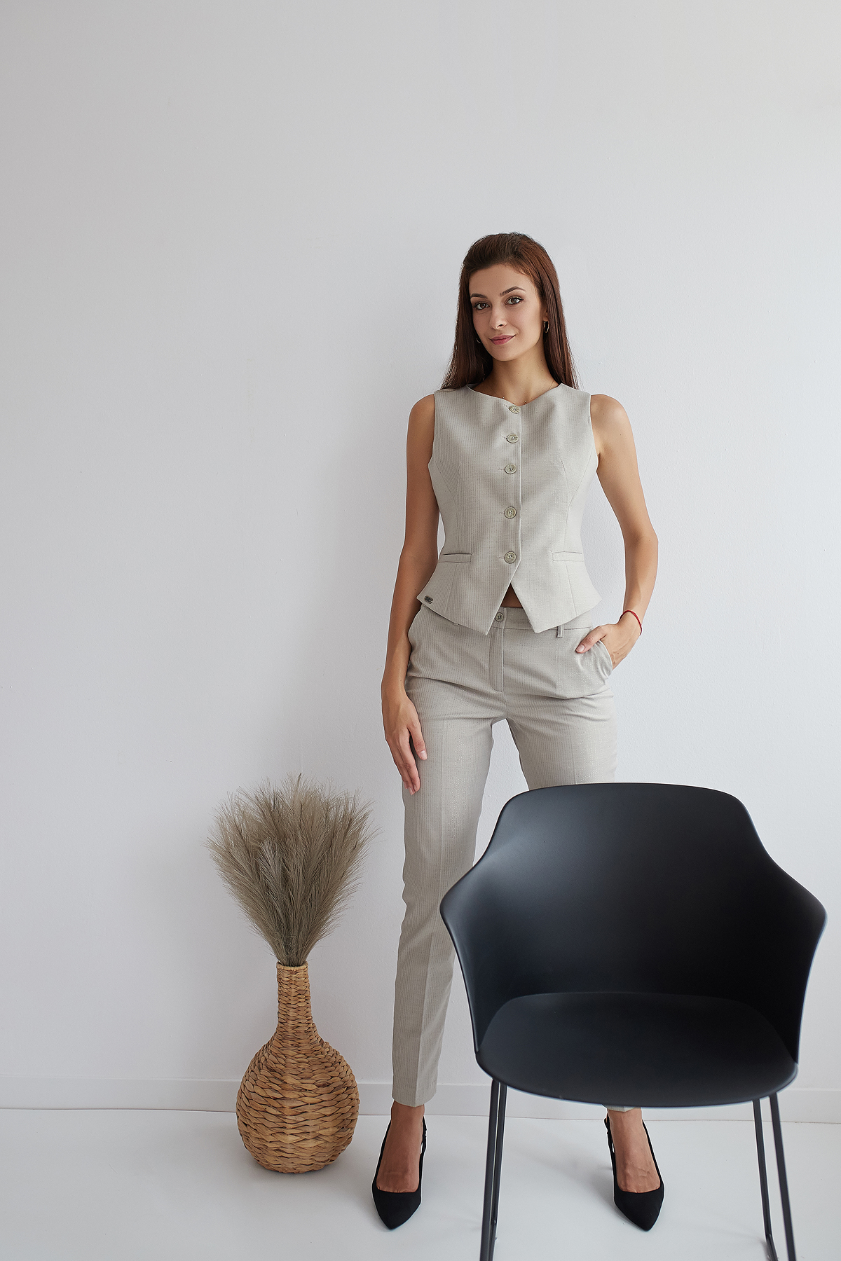 Pantaloni de damă bej cu Lamé discret 24512 / 2024 Pantaloni de damă bej cu Lamé discret 24512 / 2024