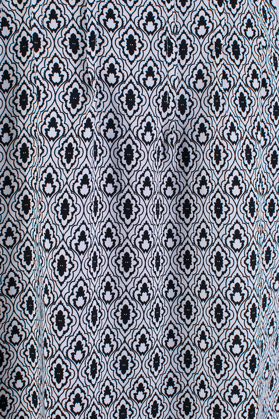 Rochie albă deschisă cu ornamente negre și buzunare practice 24136 / 2024