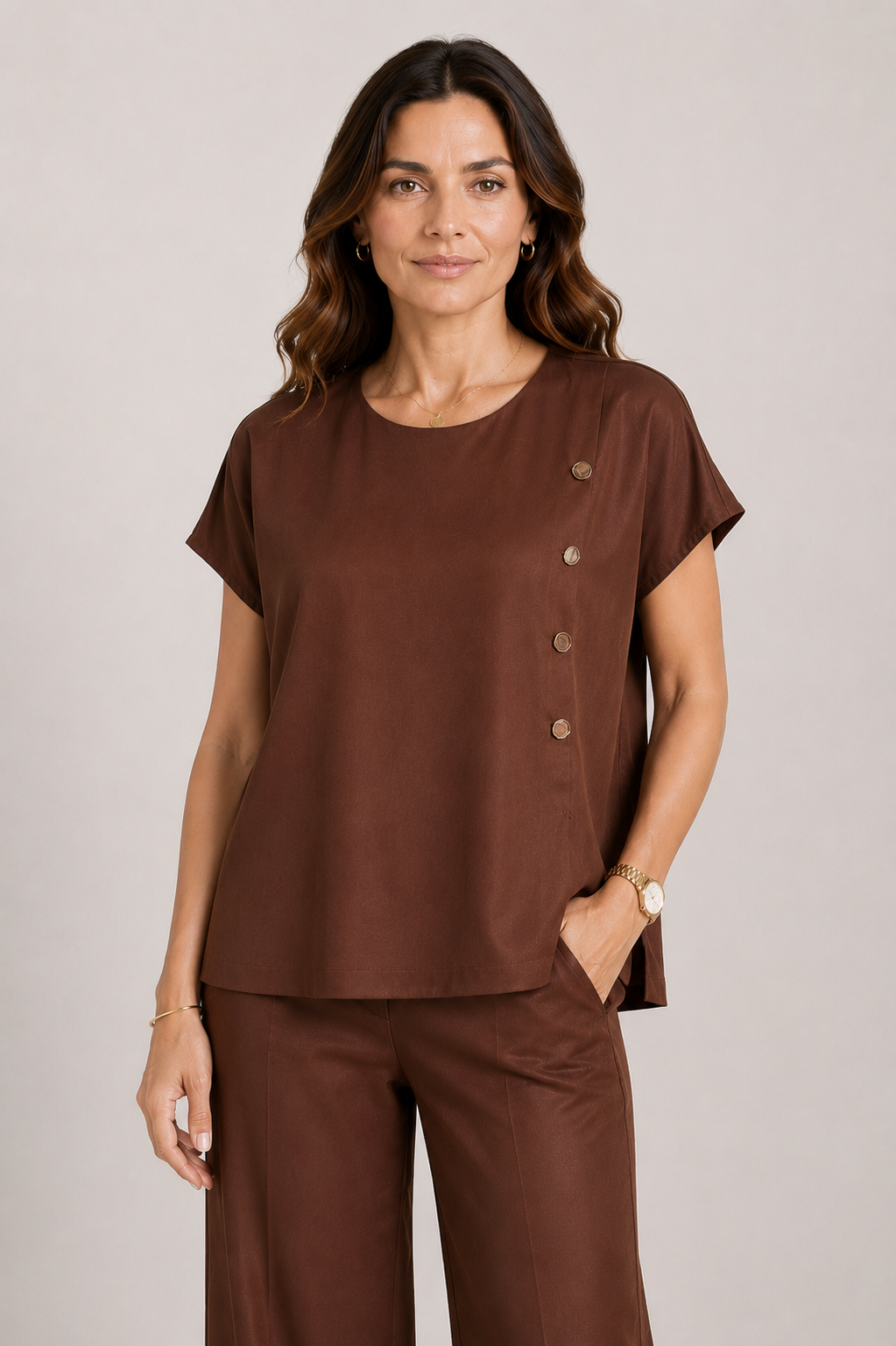 Bluză de damă în culoarea maro – Tencel, stil și eleganță impecabilă 26108 / 2026 Bluză de damă în culoarea maro – Tencel, stil și eleganță impecabilă 26108 / 2026