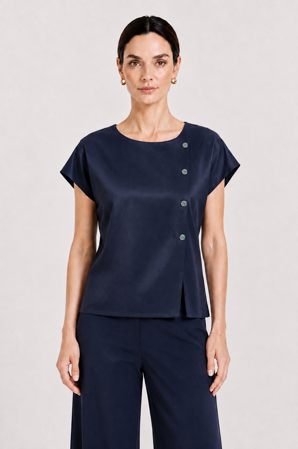 Set Tencel bleumarin pentru femei, format din bluză și pantaloni 26131 - 128 albastru / 2026 Set Tencel bleumarin pentru femei, format din bluză și pantaloni 26131 - 128 albastru / 2026