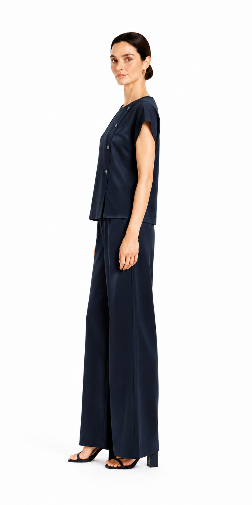 Set Tencel bleumarin pentru femei, format din bluză și pantaloni 26131 - 128 albastru / 2026 Set Tencel bleumarin pentru femei, format din bluză și pantaloni 26131 - 128 albastru / 2026