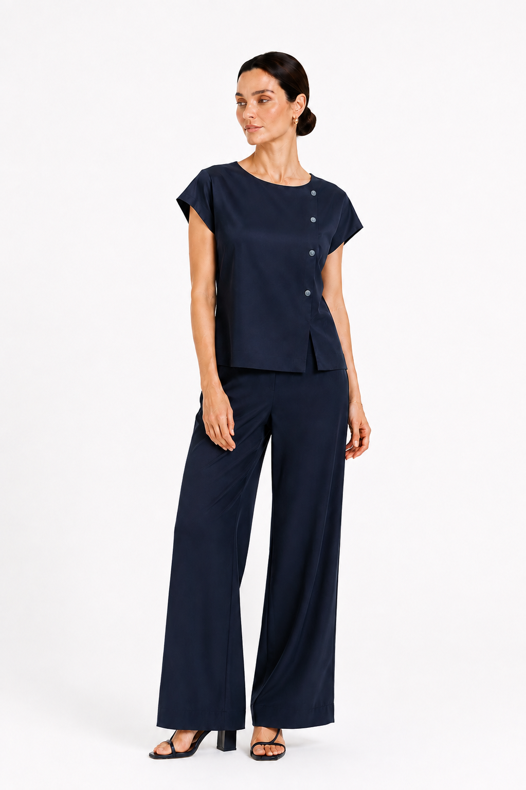 Set Tencel bleumarin pentru femei, format din bluză și pantaloni 26131 - 128 albastru / 2026 Set Tencel bleumarin pentru femei, format din bluză și pantaloni 26131 - 128 albastru / 2026