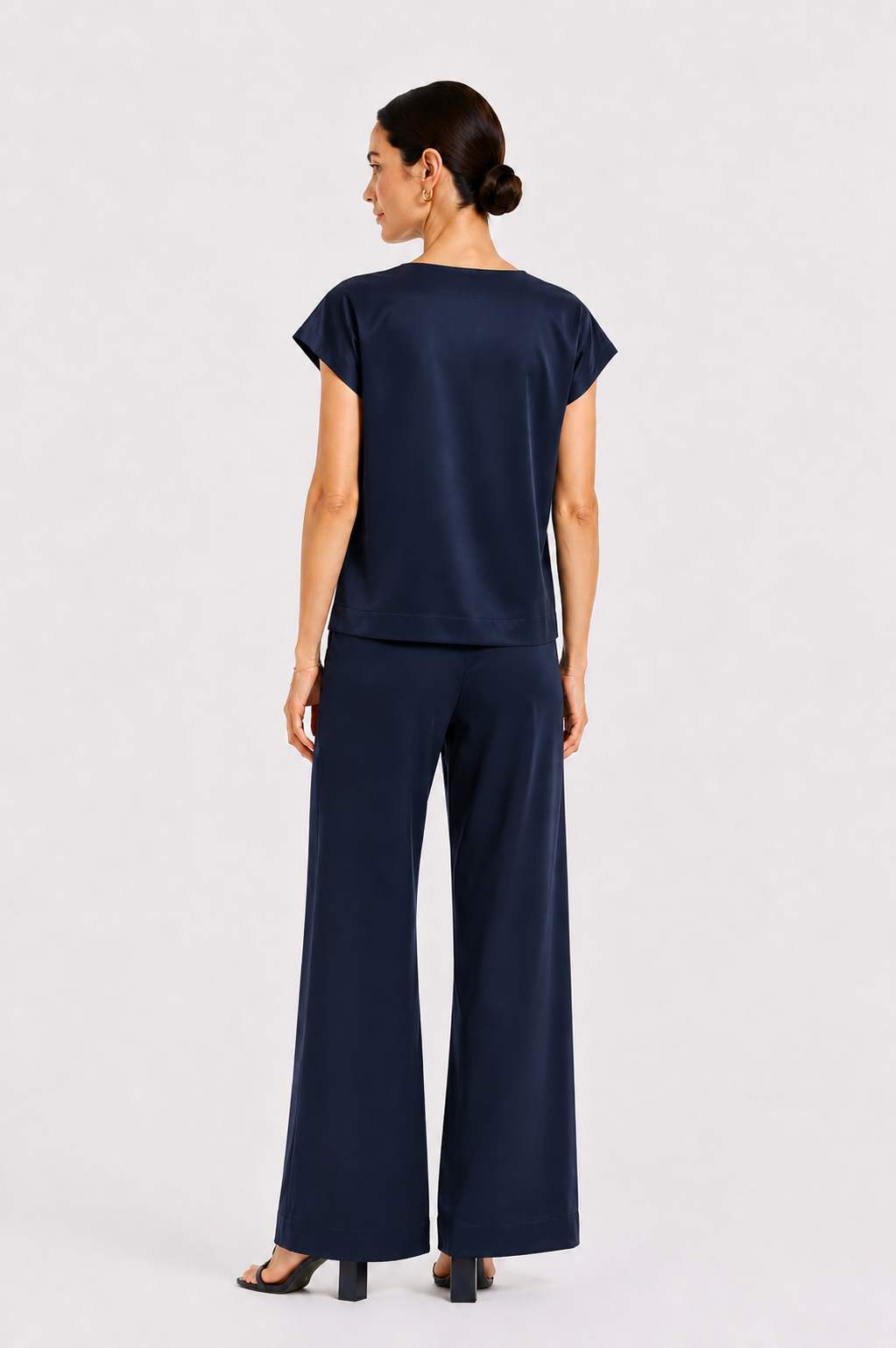 Set Tencel bleumarin pentru femei, format din bluză și pantaloni 26131 - 128 albastru / 2026 Set Tencel bleumarin pentru femei, format din bluză și pantaloni 26131 - 128 albastru / 2026
