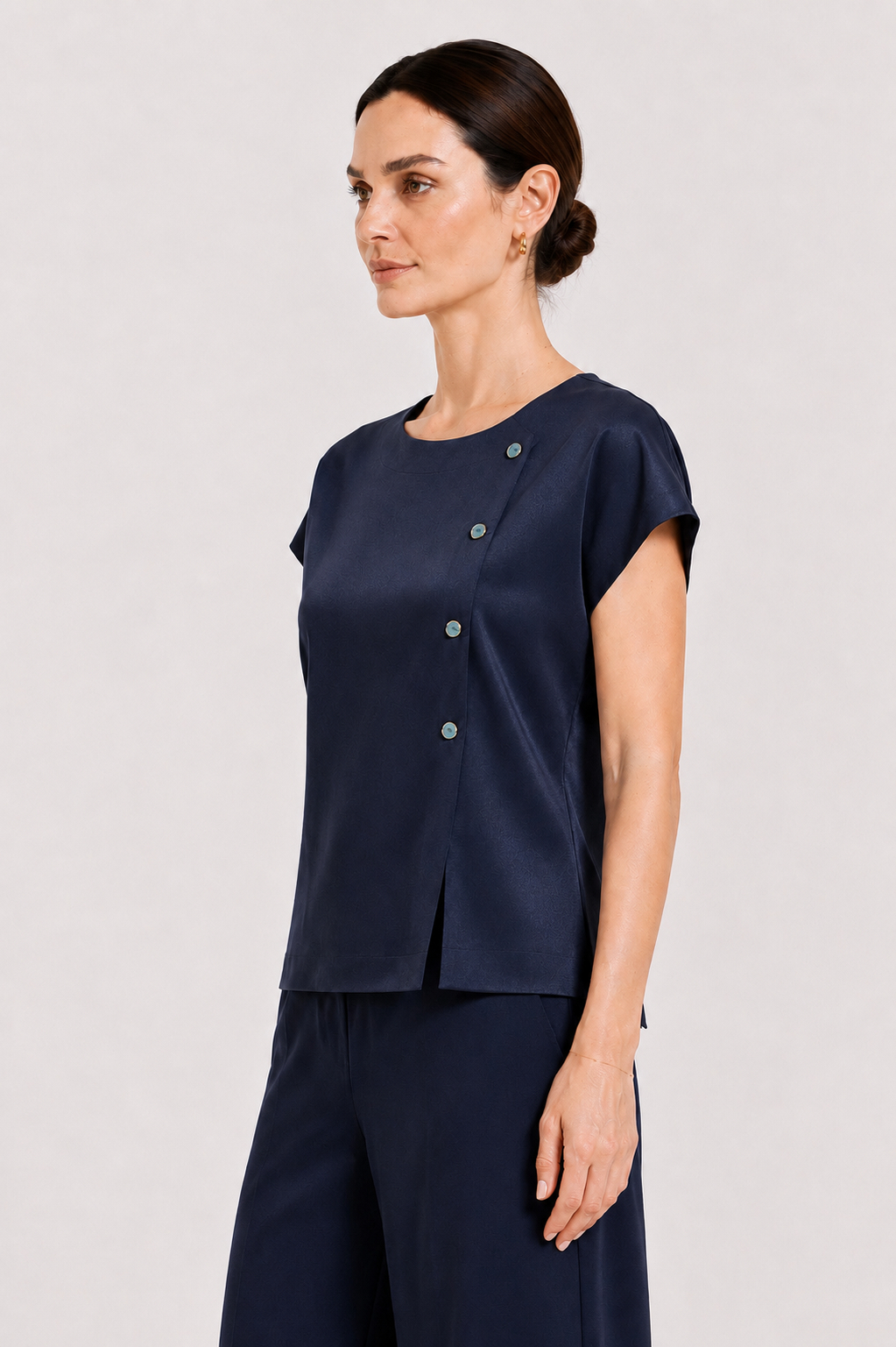 Set Tencel bleumarin pentru femei, format din bluză și pantaloni 26131 - 128 albastru / 2026 Set Tencel bleumarin pentru femei, format din bluză și pantaloni 26131 - 128 albastru / 2026