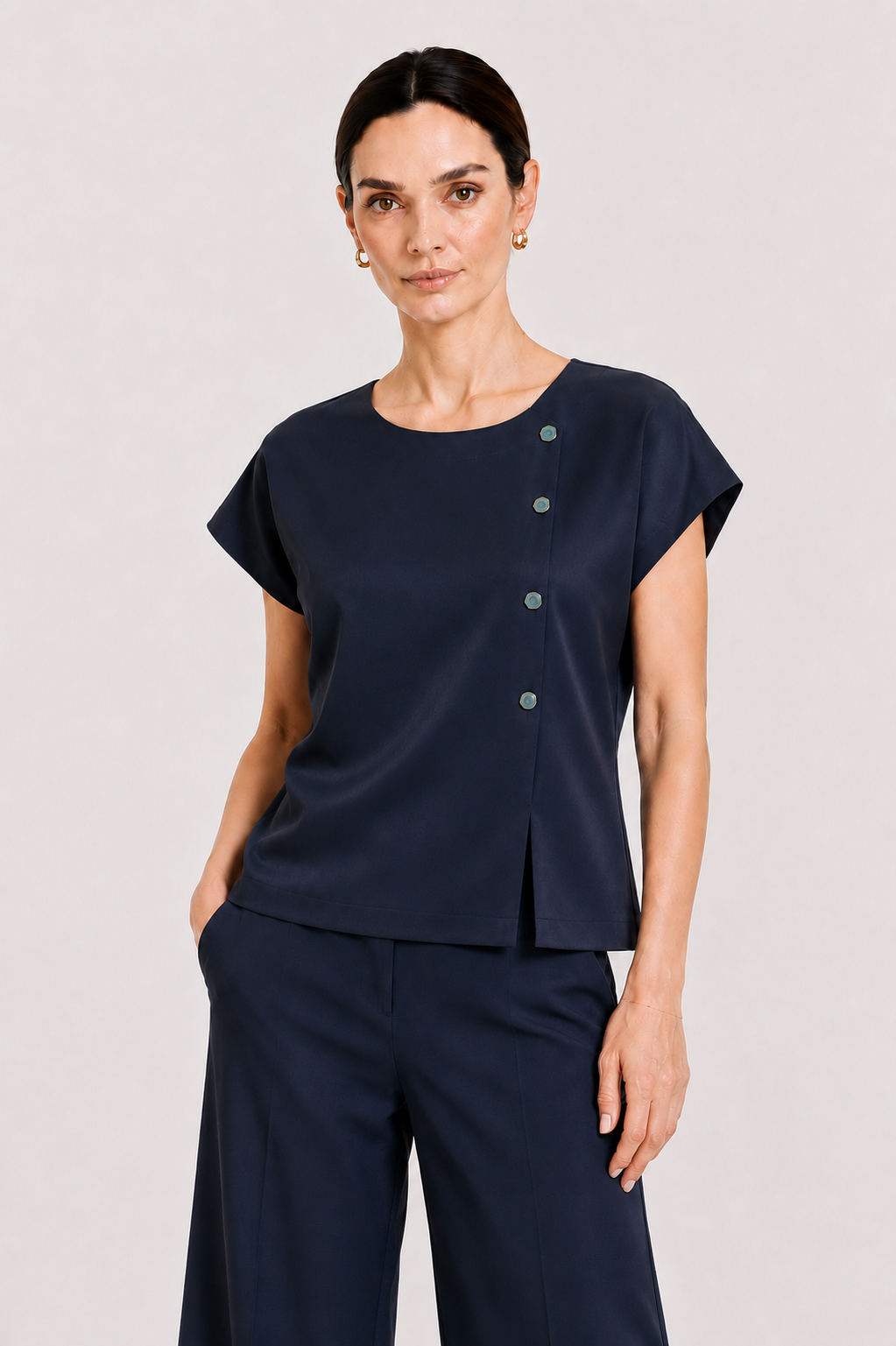 Set Tencel bleumarin pentru femei, format din bluză și pantaloni 26131 - 128 albastru / 2026 Set Tencel bleumarin pentru femei, format din bluză și pantaloni 26131 - 128 albastru / 2026