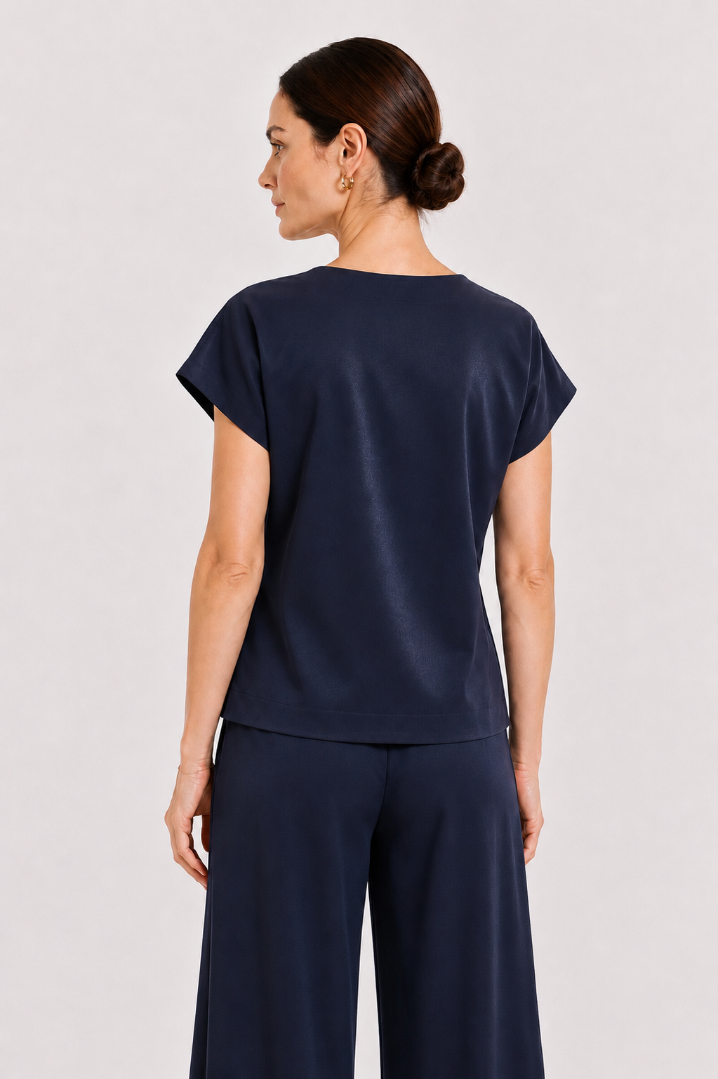 Set Tencel bleumarin pentru femei, format din bluză și pantaloni 26131 - 128 albastru / 2026 Set Tencel bleumarin pentru femei, format din bluză și pantaloni 26131 - 128 albastru / 2026