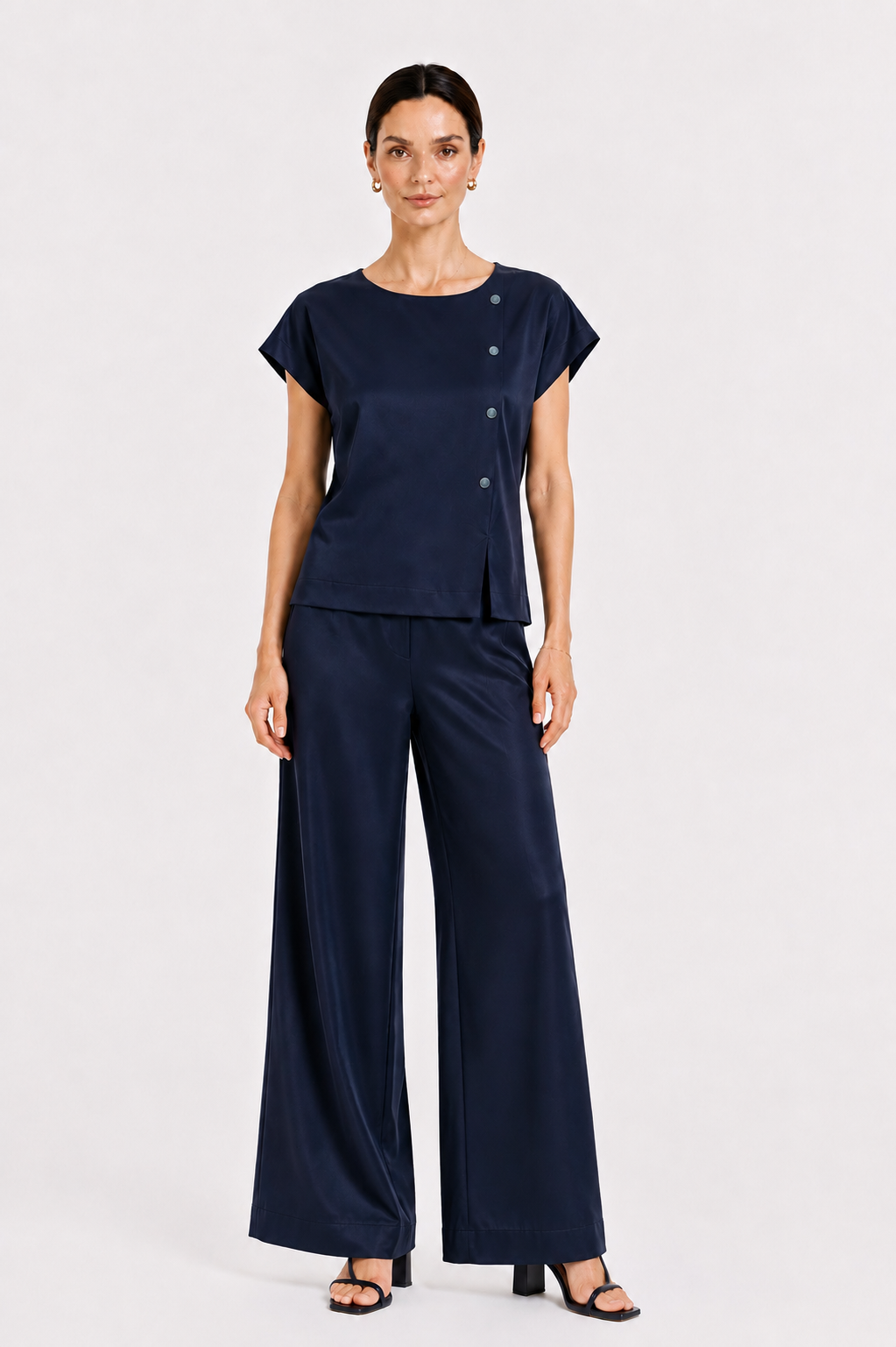 Set Tencel bleumarin pentru femei, format din bluză și pantaloni 26131 - 128 albastru / 2026 Set Tencel bleumarin pentru femei, format din bluză și pantaloni 26131 - 128 albastru / 2026